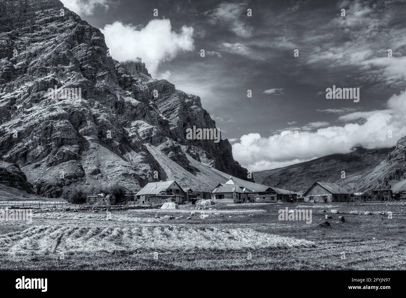 Sceneic Ansicht von Drass Dorf mit blauem bewölktem Himmel Hintergrund, Kargil, Ladakh, Jammu und Kaschmir, Indien, Schönes Schwarz-Weiß-Bild. Stockfoto