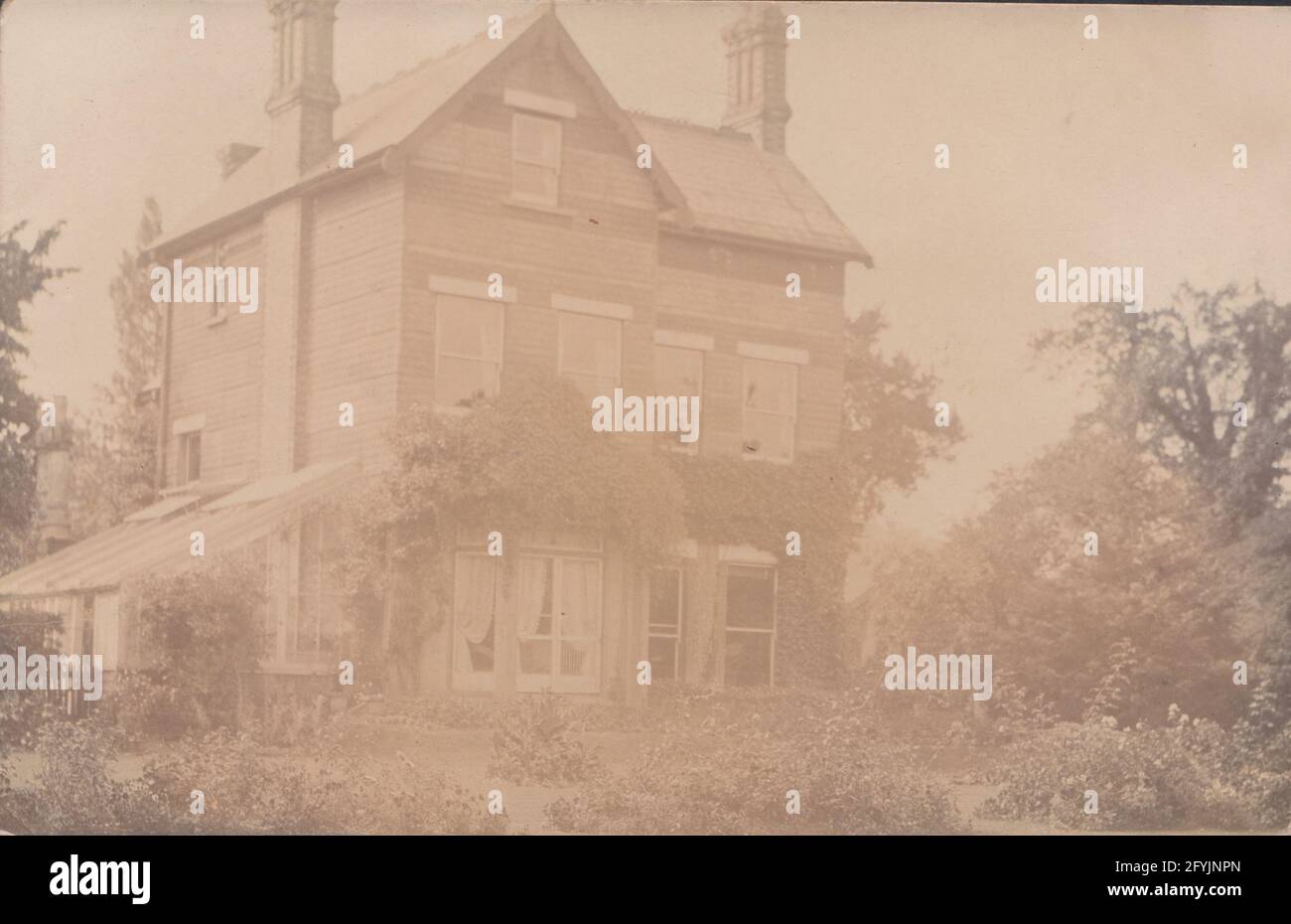 Britische Fotopostkarte aus dem frühen 20. Jahrhundert, die ein großes Einfamilienhaus zeigt. Stockfoto