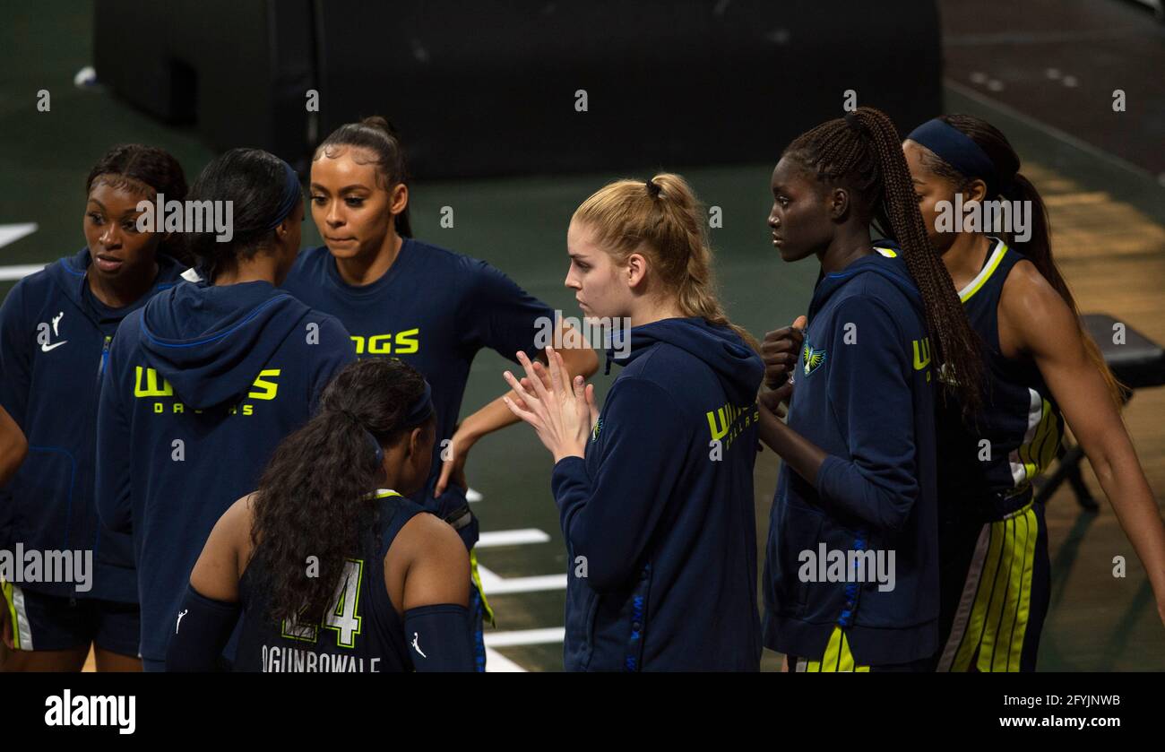 27. Mai 2021, Atlanta, GA, USA: AWAK KUIER, Aus Finnland (zweite von rechts) spielt in ihrem ersten Spiel mit WNBAÃs Dallas Wings gegen Atlanta Dream. (Bild: © Robin Rayne/ZUMA Wire) Stockfoto