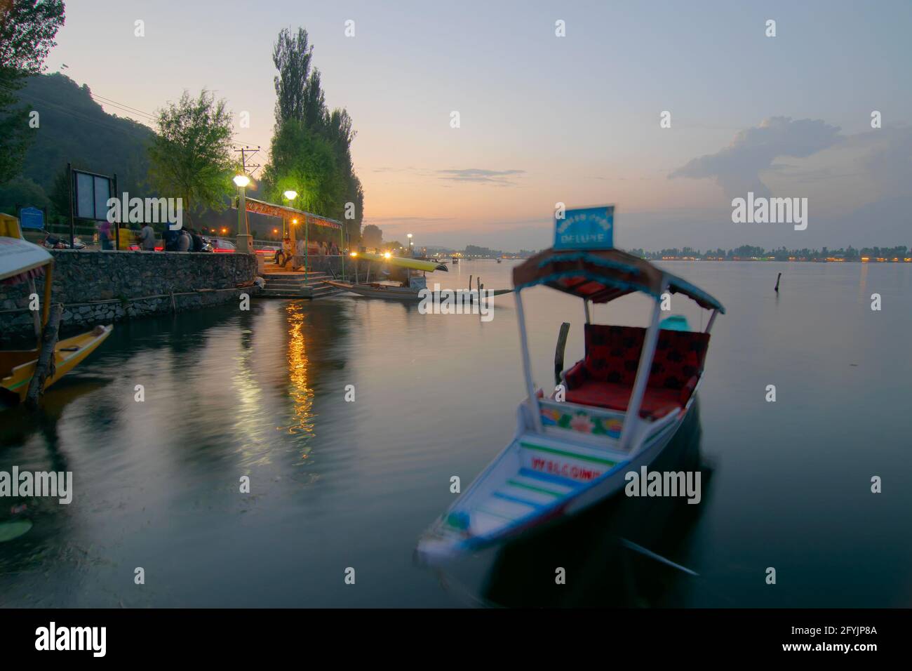 Shree Nagar, Jammu und Kaschmir, Indien-31. August 2014 : Blick auf den Dal See nach Sonnenuntergang, Hausboote auf dem Wasser mit Abendhimmel im Hintergrund. Stockfoto