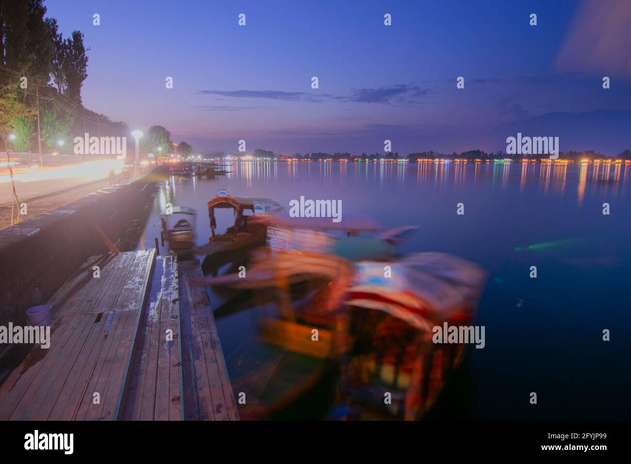 Shree Nagar, Jammu und Kaschmir, Indien-31. August 2014 : schöner Dal See in blauer Stunde nach Sonnenuntergang, Hausboote auf Wasser mit Abendhimmel schwimmen. Stockfoto