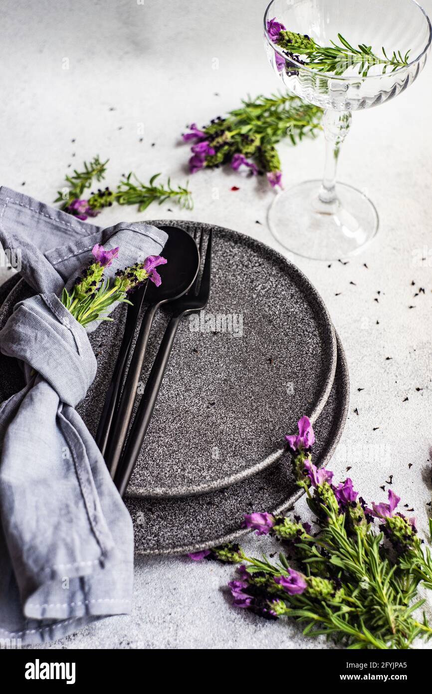 Rustikale Sommertafel mit frischen Lavendelblüten auf einem Tisch Stockfoto