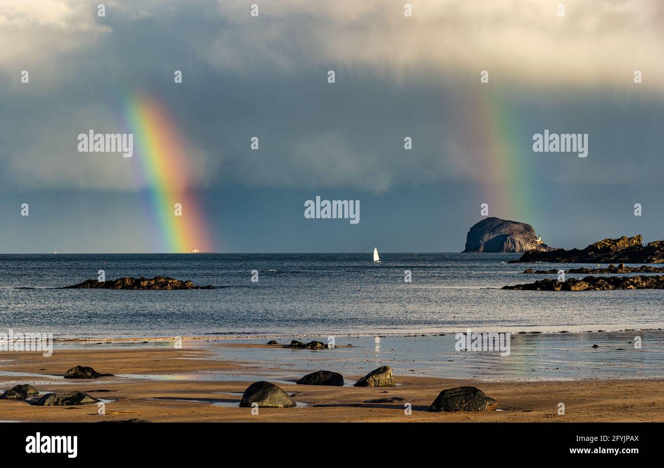 Ein doppelter Regenbogen erscheint nach Regen, der den Firth of Forth und den Bass Rock, North Berwick, East Lothian, Schottland, Vereinigtes Königreich, auffällt Stockfoto
