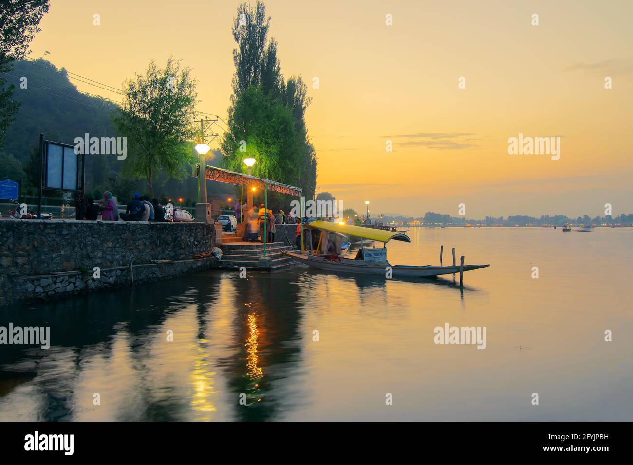 Srinagar, Jammu und Kaschmir, Indien - 31. August 2014 : Sonnenuntergang am Dal Lake, Srinagar. Hausboote schwimmen am späten Nachmittag auf dem See. Stockfoto