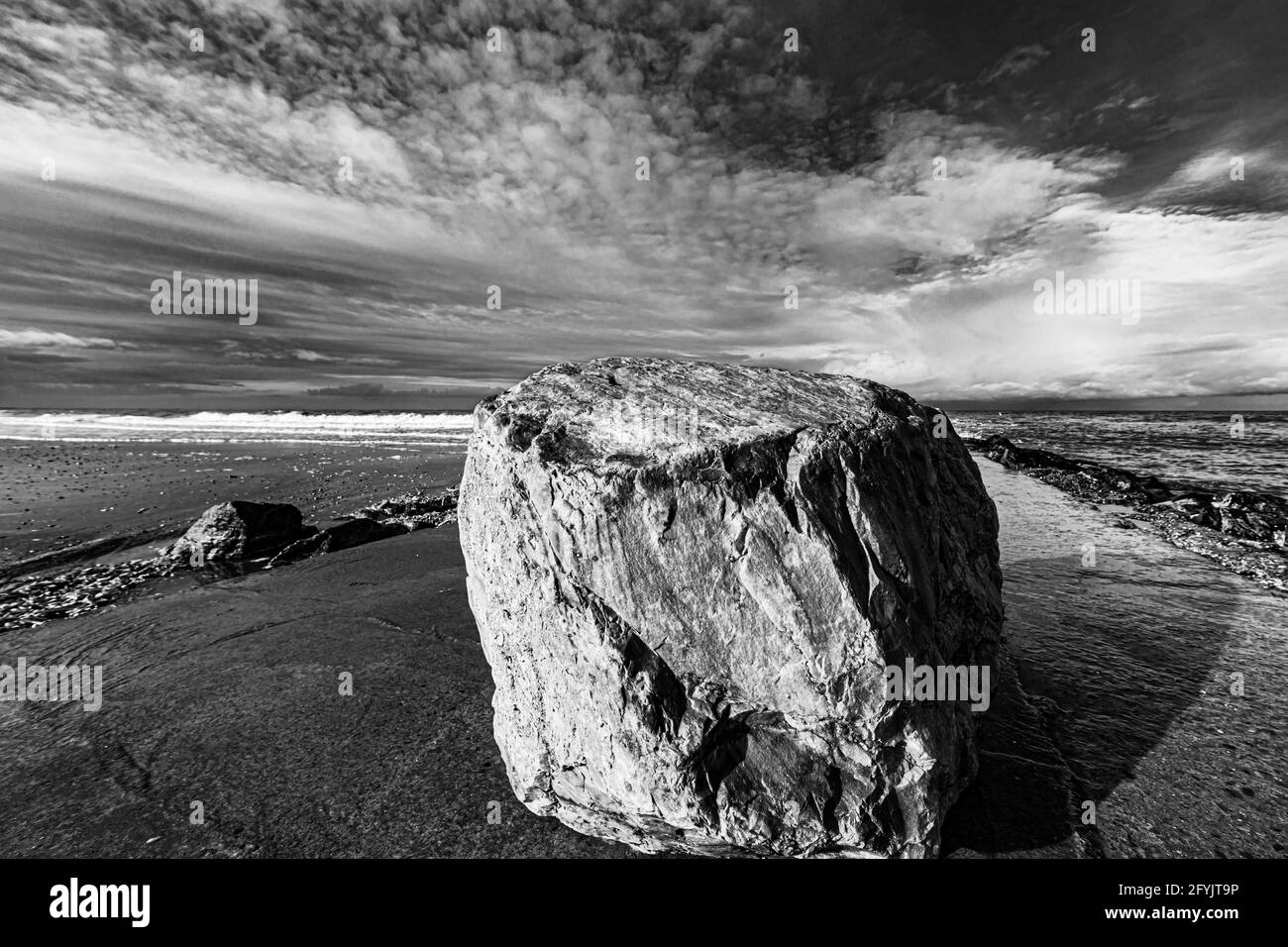 Großer Felsen am Ufer von Villers-sur-mer - Normandie, Frankreich Stockfoto