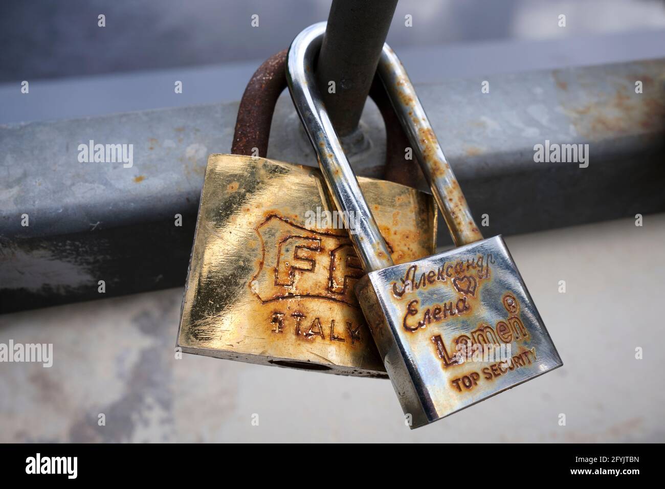 Liebe Schlösser auf der Fußgängerbrücke in Ogre Stadt Lettland Stockfoto