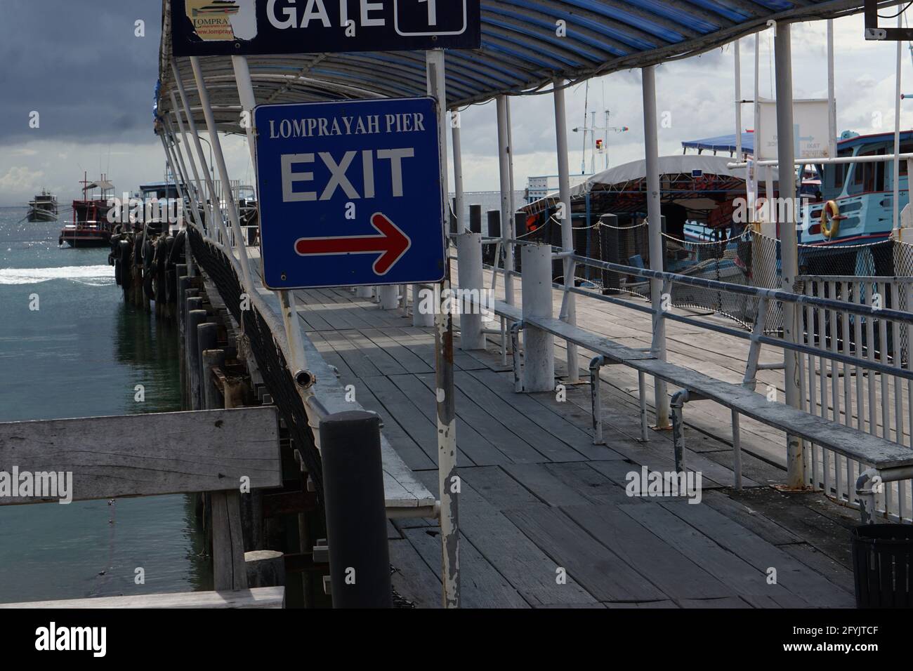 Ein Ausfahrtschild an der Abfahrt am leeren Mae Haad Pier am 8. Mai 2021, während Thailand weit absperrte, in Koh Tao Thailand Stockfoto