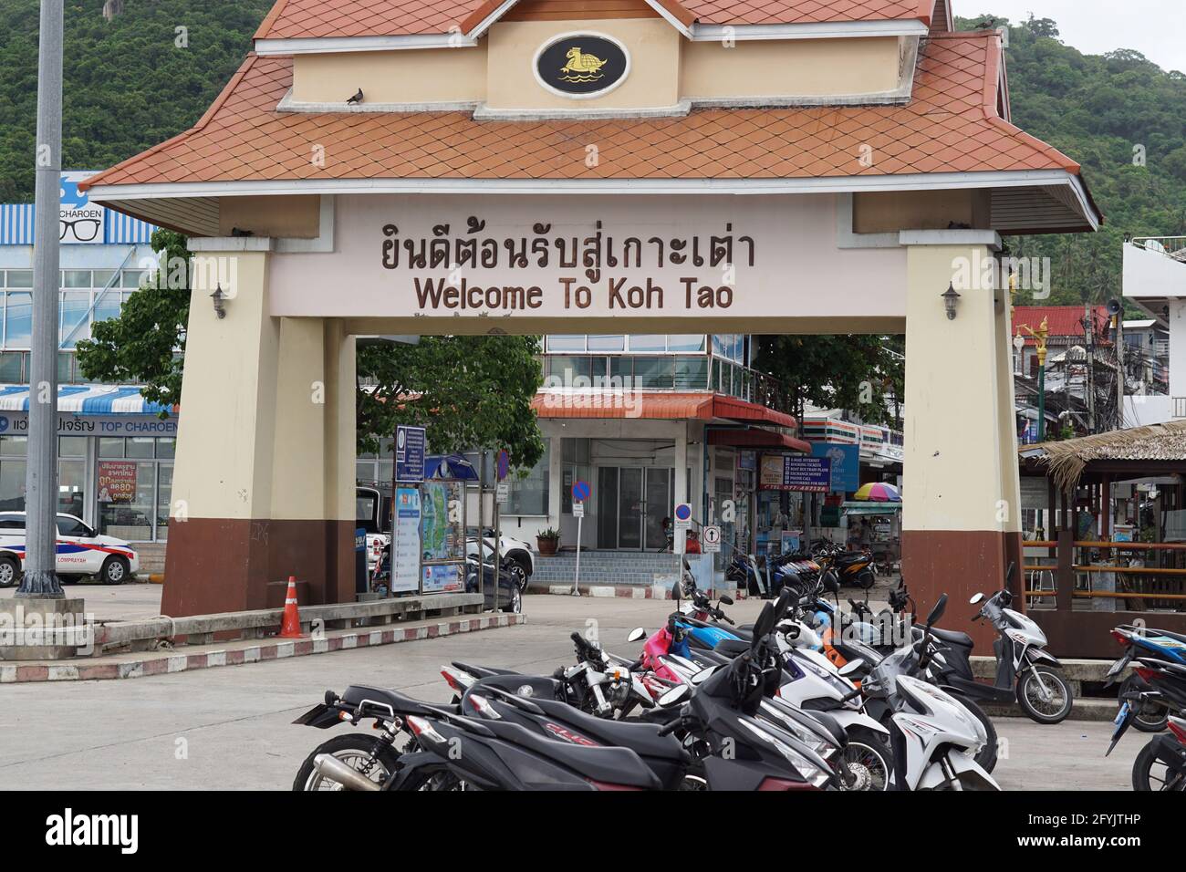 Das Welcome to Koh Tao Schild an der leeren Straße ohne Personen für Ankünfte und Abflüge weg vom Mae Haad Pier am 8. Mai 2021 in Koh Tao Thaila Stockfoto