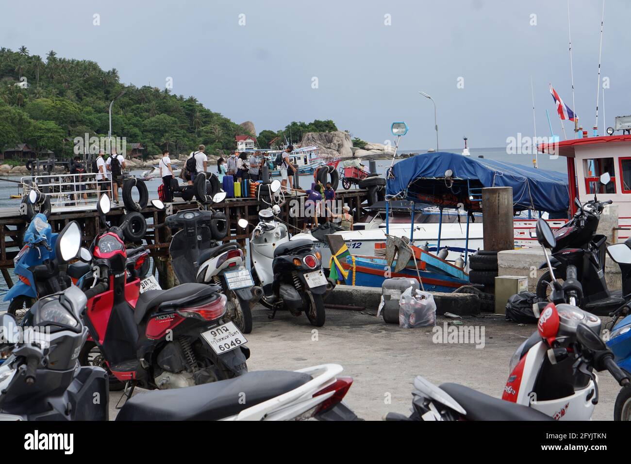 Der leere Pier, nur wenige Leute und nur ein Schnellboot, Ankünfte und Abflüge am Mae Haad Pier am 8. Mai 2021 in Koh Tao Thailand Stockfoto