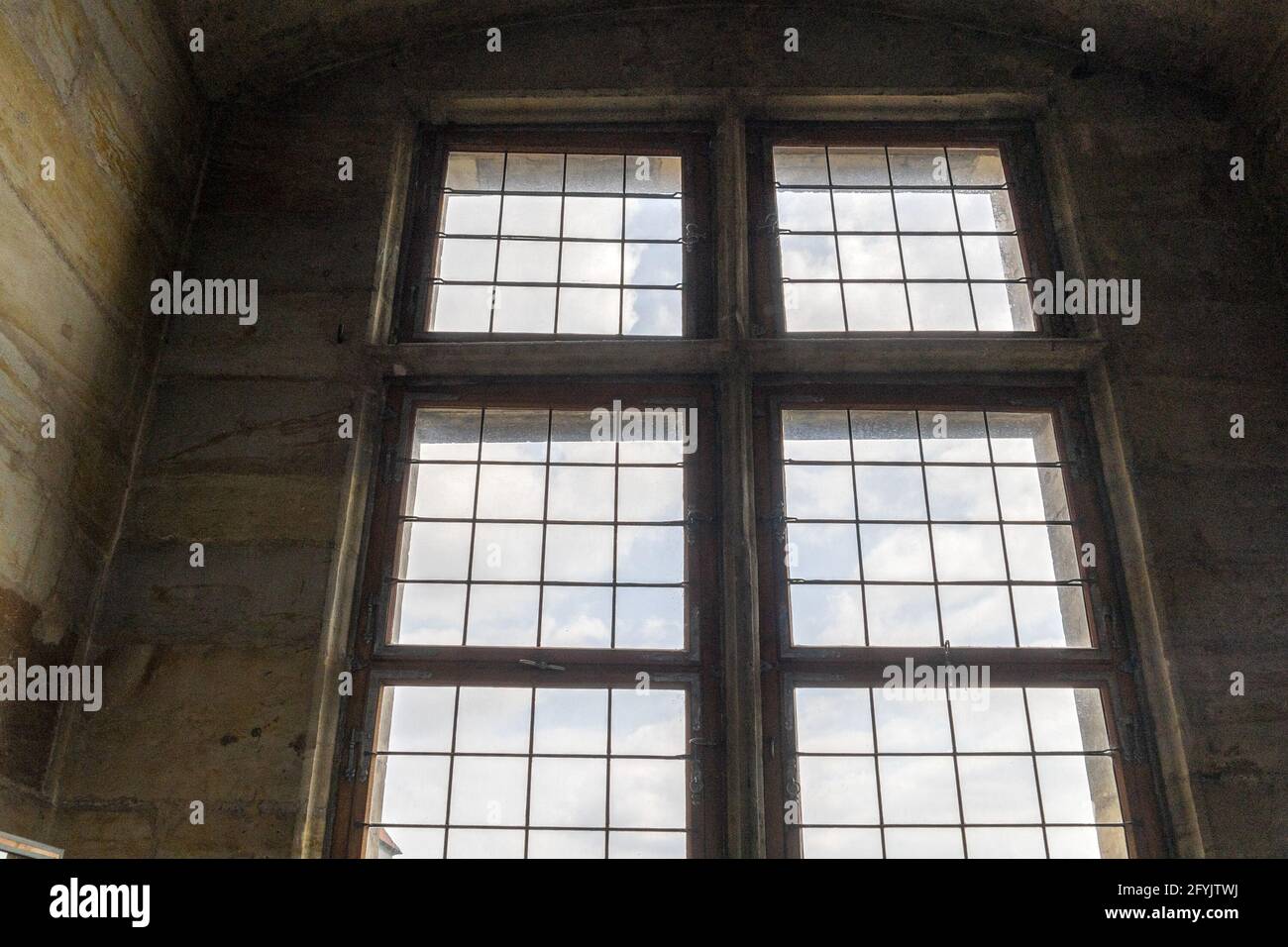 Detail des Prager Kuppelkastengebäudes aus der Nähe des Fensterdefensterfensters Stockfoto