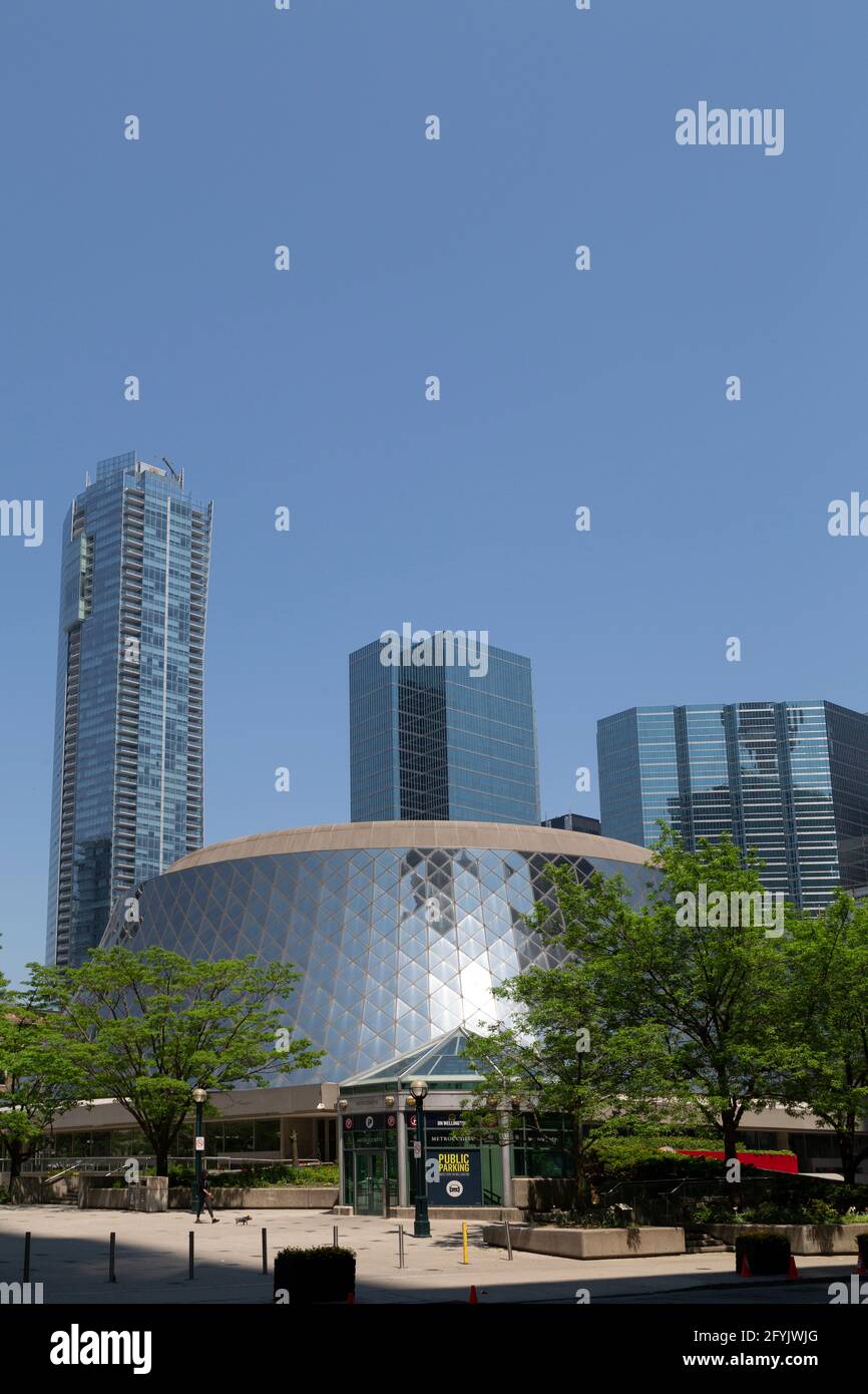 Roy Thomson Hall im Zentrum von Toronto in Ontario, Kanada. Der Konzertsaal befindet sich am David Pecaut Square. Stockfoto