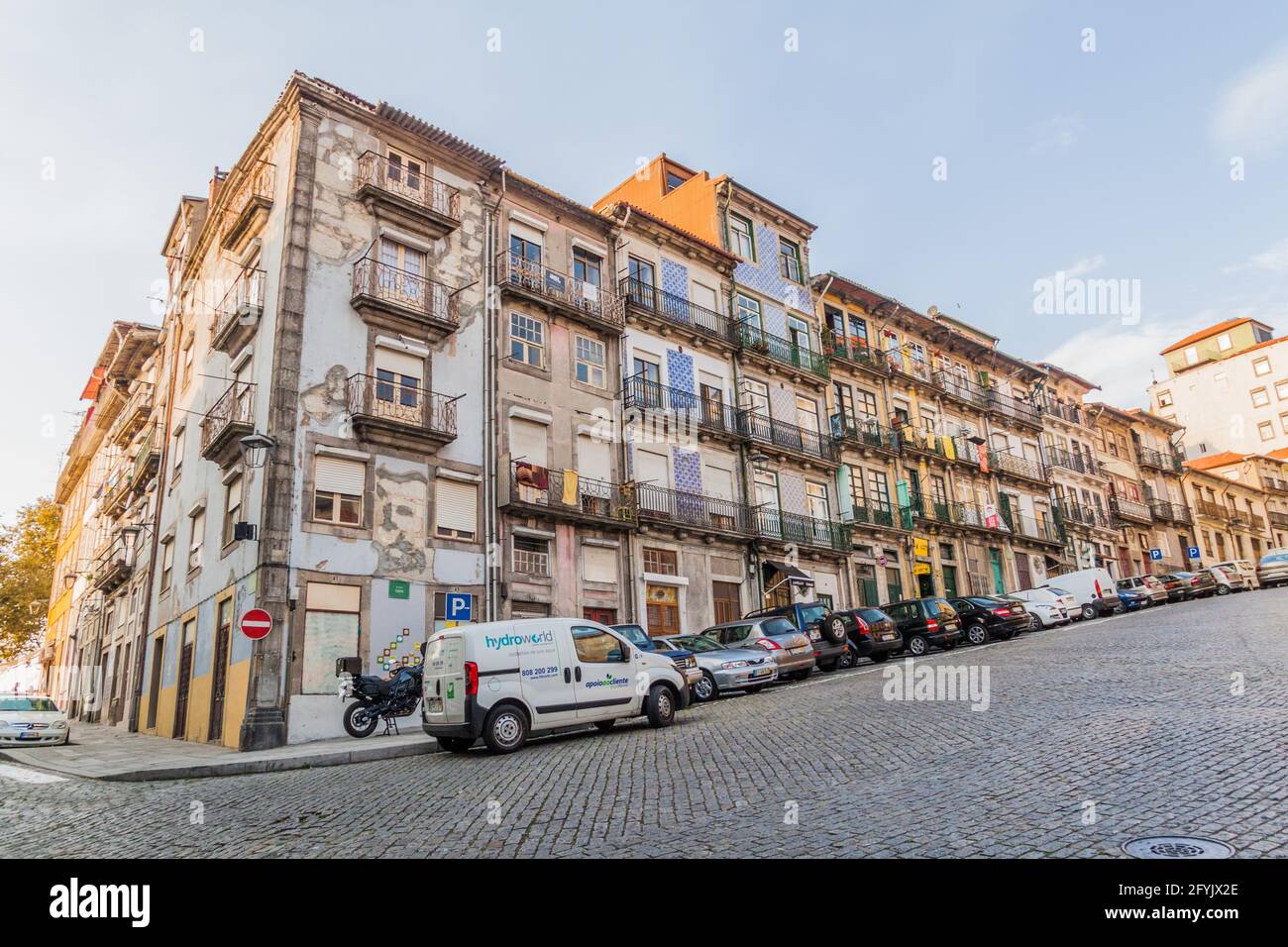 PORTO, PORTUGAL - 16. OKTOBER 2017: Häuserblock in einer steilen Straße in Porto, Portugal. Stockfoto