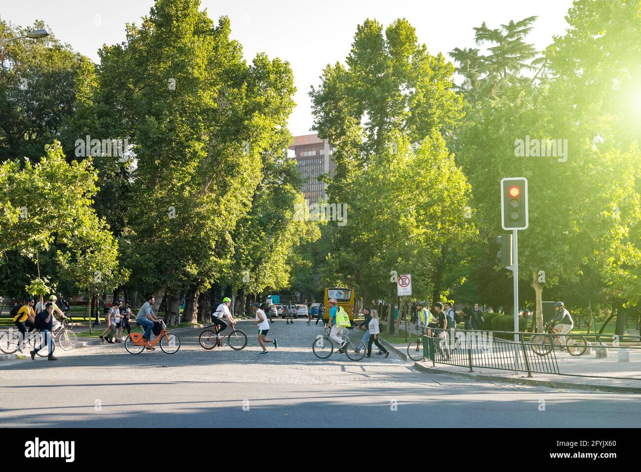 Region Metropolitana, Santiago, Chile - Menschen Reiten Fahrrad in die forstliche Park, die mehr traditionellen städtischen Park in der Stadt. Stockfoto