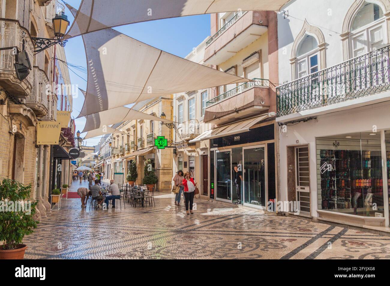 FARO, PORTUGAL - 5. OKTOBER 2017: Blick auf eine Straße im Zentrum von Faro, Portugal. Stockfoto