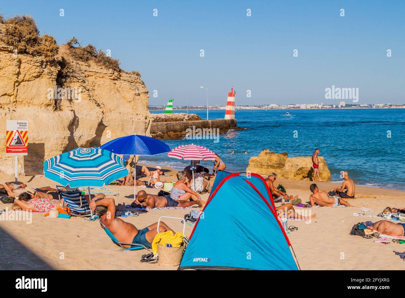 LAGOS, PORTUGAL - 7. OKTOBER 2017: Menschen am Strand Praia da Batata in der Nähe von Lagos, Portugal. Stockfoto