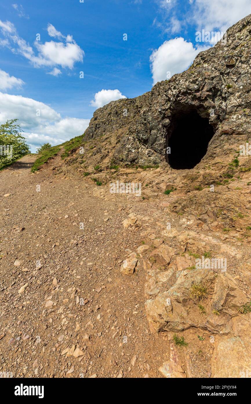 Der Eingang zur Clutter’s Cave in den Malvern Hills, Worcestershire, England Stockfoto