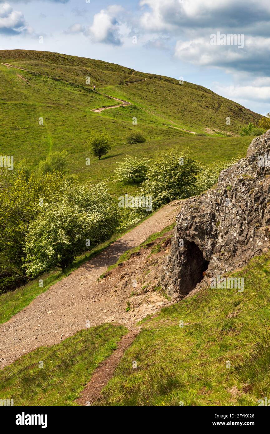 Der Eingang zur Clutter’s Cave in den Malvern Hills mit British Camp im Hintergrund, Worcestershire, England Stockfoto