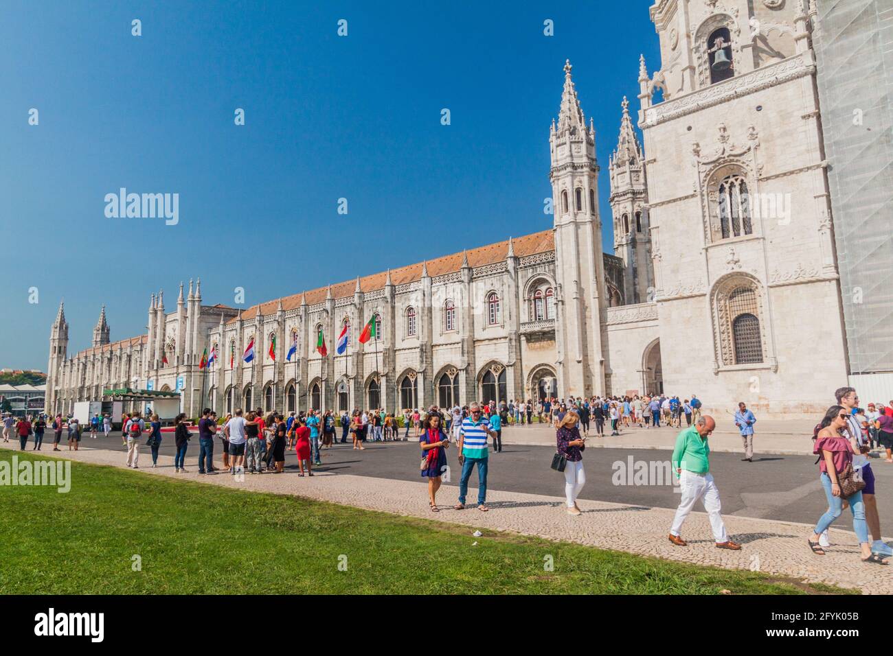 LISSABON, PORTUGAL - 11. OKTOBER 2017: Die Menschen besuchen das Kloster Hieronymiten von Jeronimos in Lissabon, Portugal Stockfoto