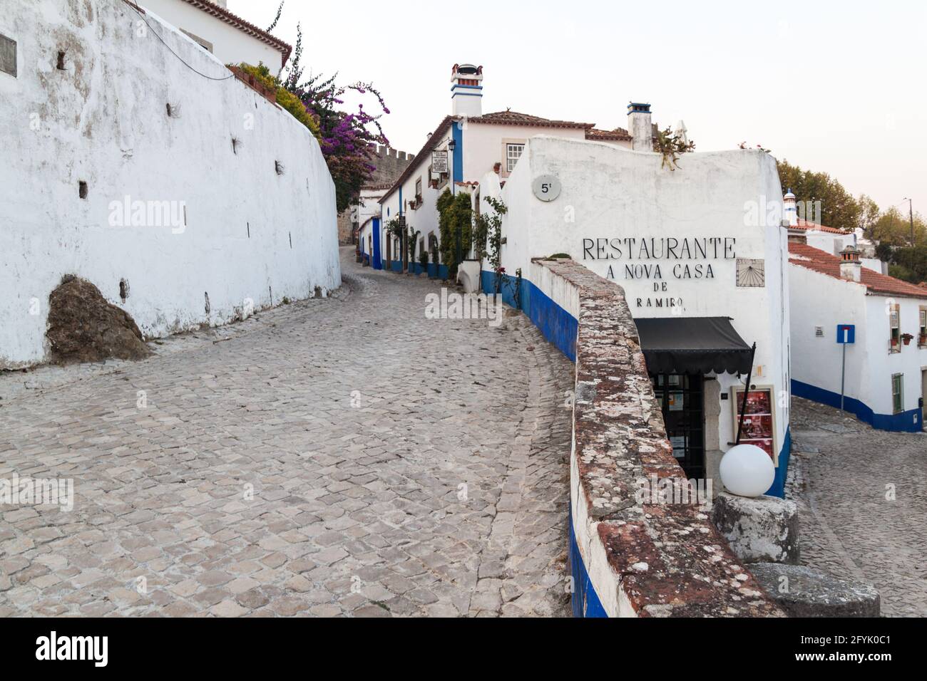 OBIDOS, PORTUGAL - 11. OKTOBER 2017: Enge gepflasterte Straßen im Dorf Obidos. Stockfoto