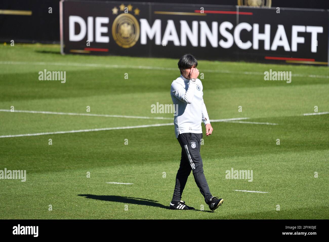 Bundestrainer Joachim Jogi LOEW, NIEDRIG (GER), Einzelbild, Ausschnitt, Ganzkörperaufnahme, Ganze Figur. Skeptisch, Geste, Training. Deutsche Fußballnationalmannschaft, Trainingslager in Seefeld/Tirol am 28. Mai 2021. Stockfoto