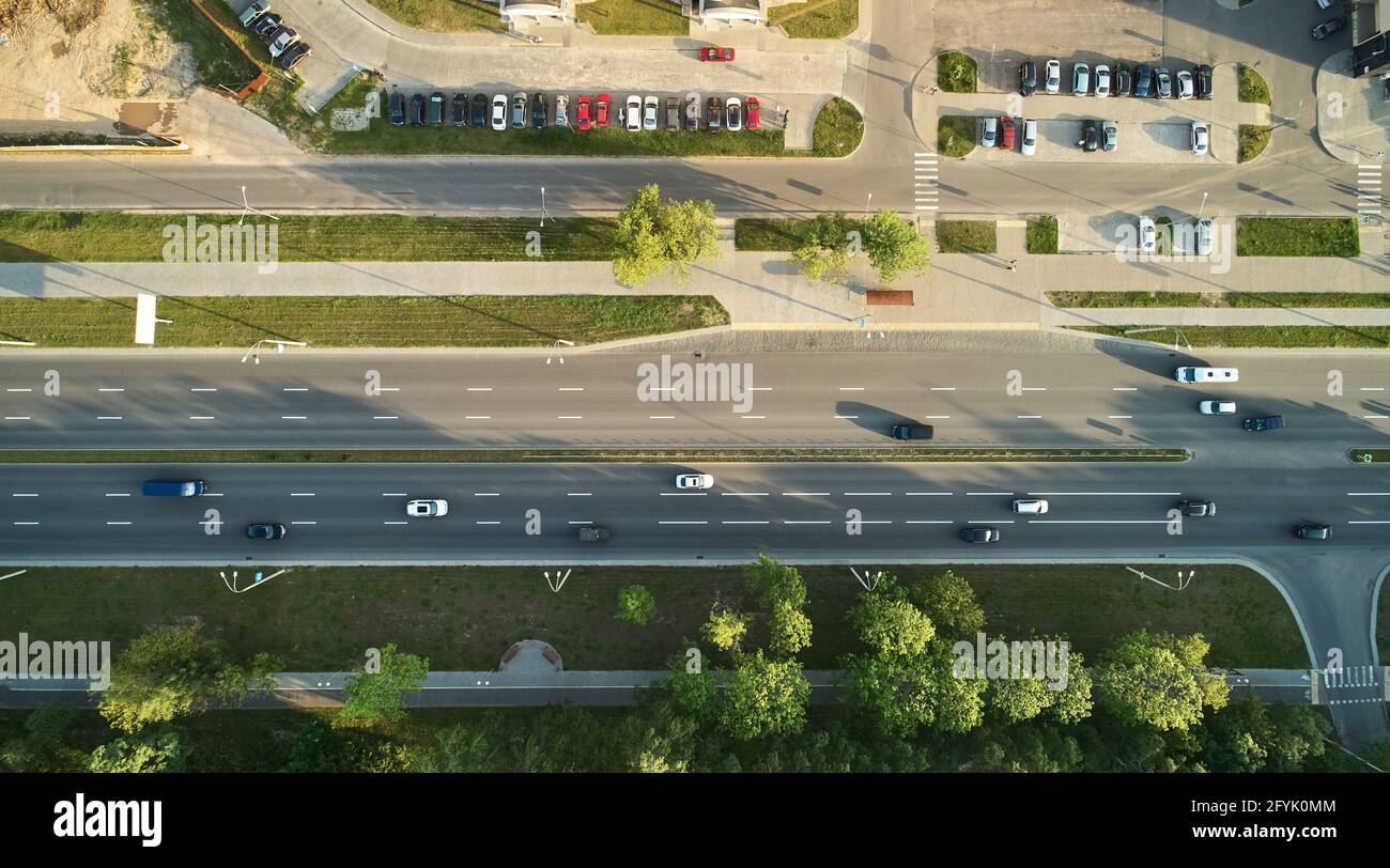 Verkehr auf der Stadtstraße über der Drone oben. Thema Bodenverkehr Stockfoto