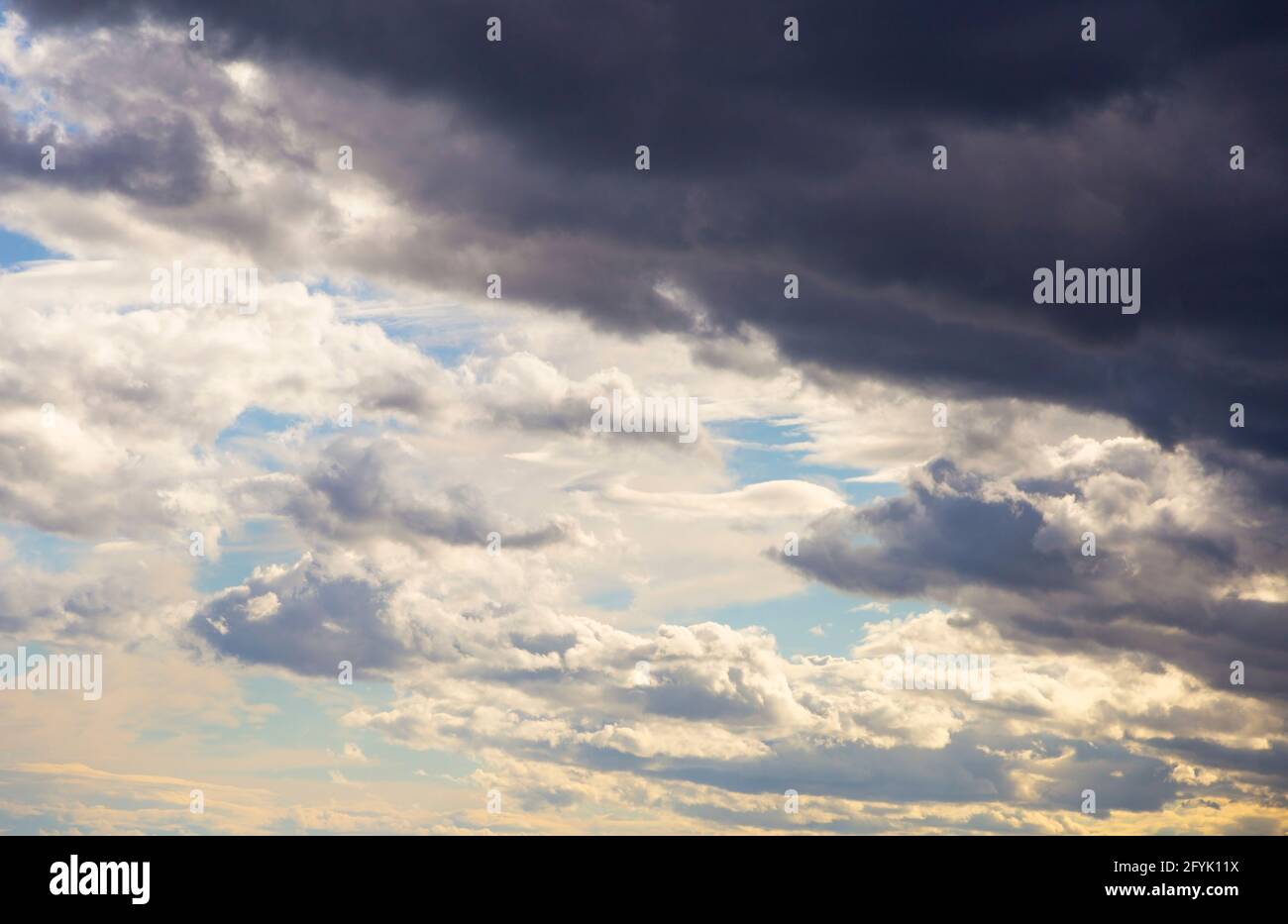 Dunkelweiße Wolken Hintergrund vor Gewitter und Regen Stockfoto