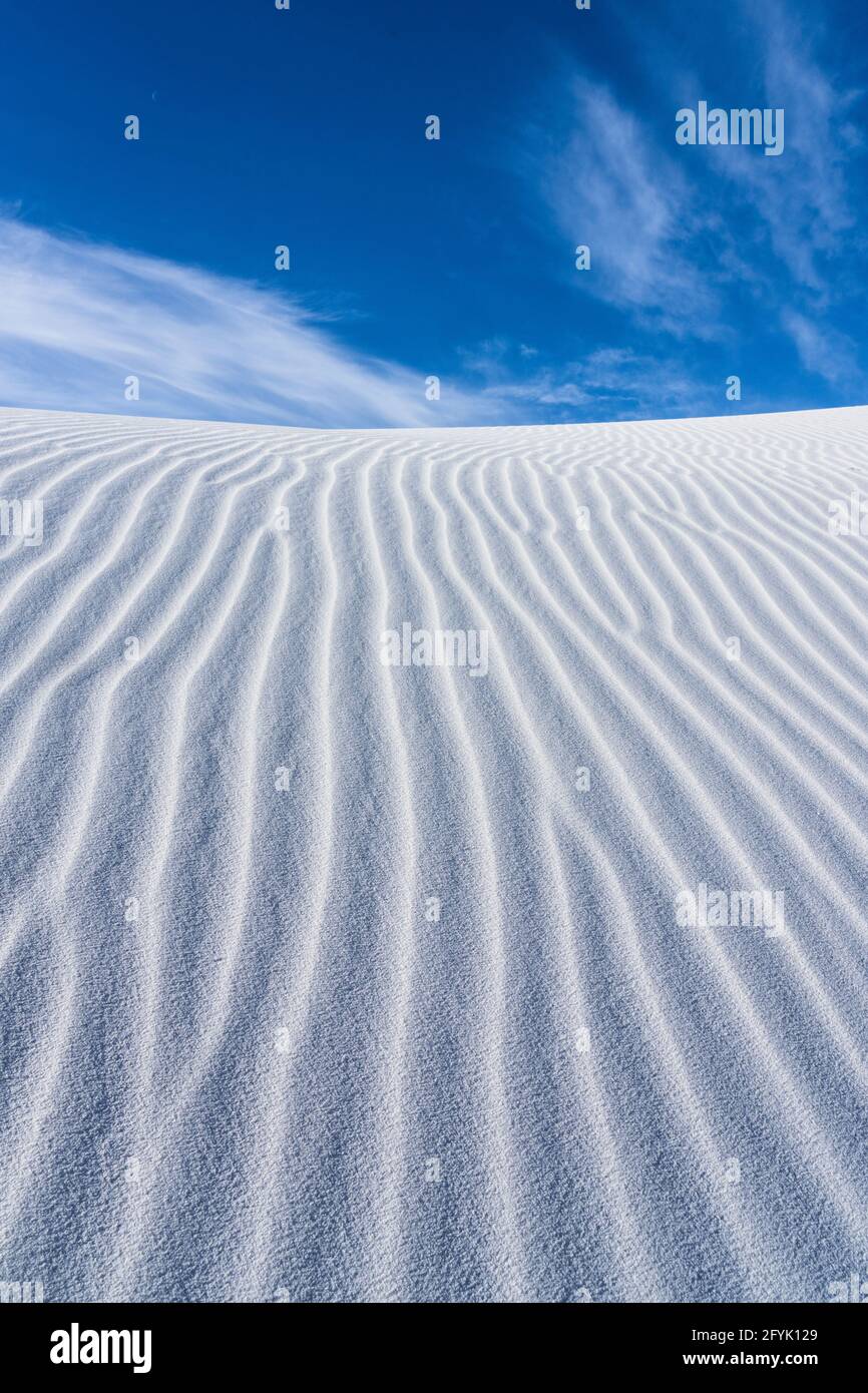 Wellenmuster und blauer Himmel im White Sands National Park, New Mexico. Stockfoto
