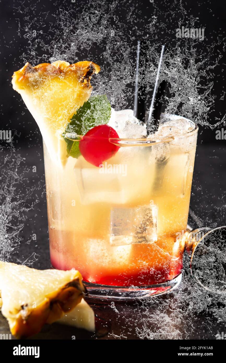 Kalter Mai Tai Cocktail in Glas auf schwarzem Stein Stockfoto