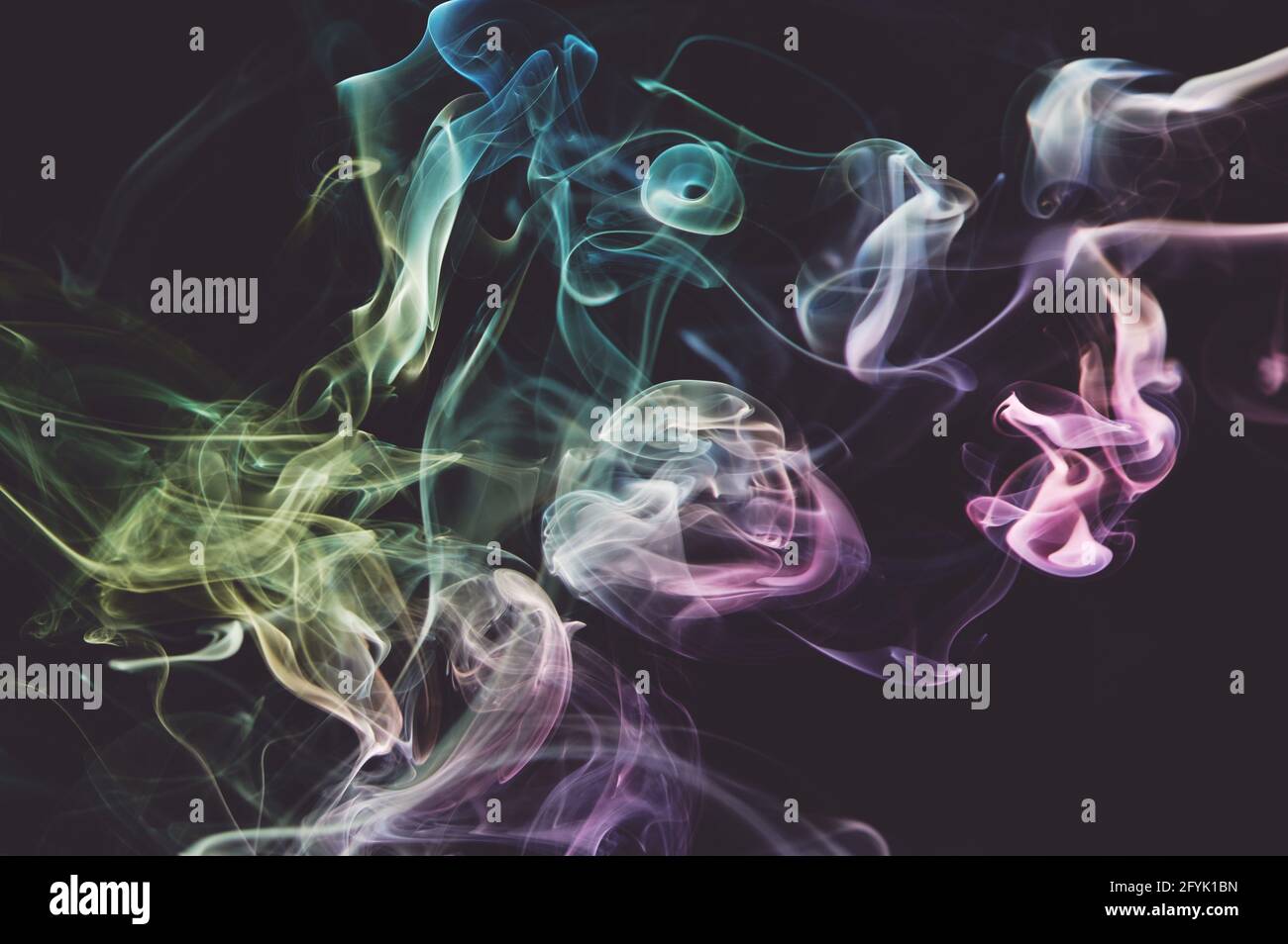 Fließende abstrakte Form Luft bunten Rauch auf dunkelgrauem Hintergrund Stockfoto