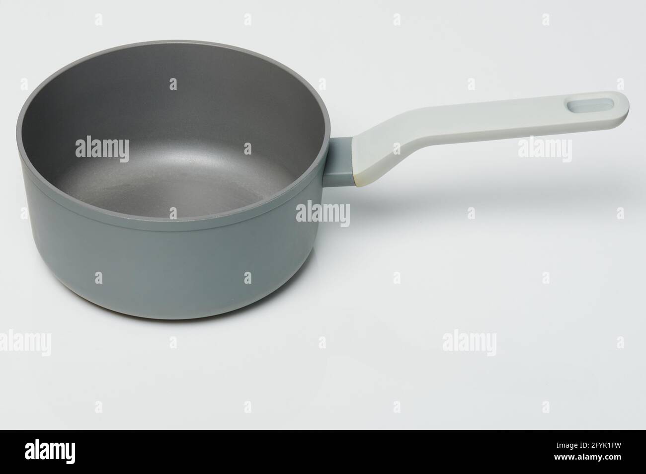 Sauberer grauer Kochtopf isoliert auf weißem Studiohintergrund Stockfoto