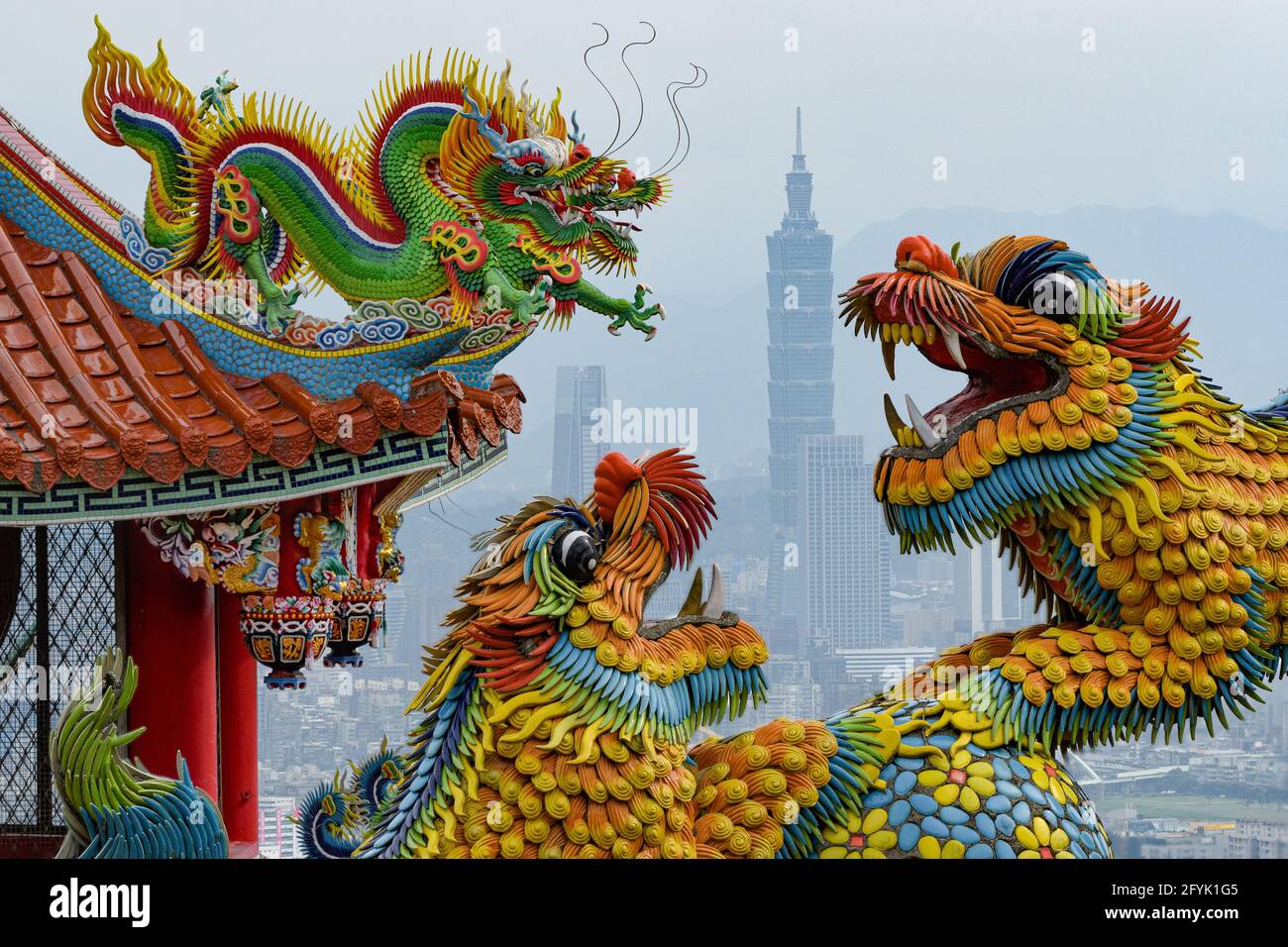 Stadtbild von Taipei mit traditionellen chinesischen Drachen und Löwen Stockfoto
