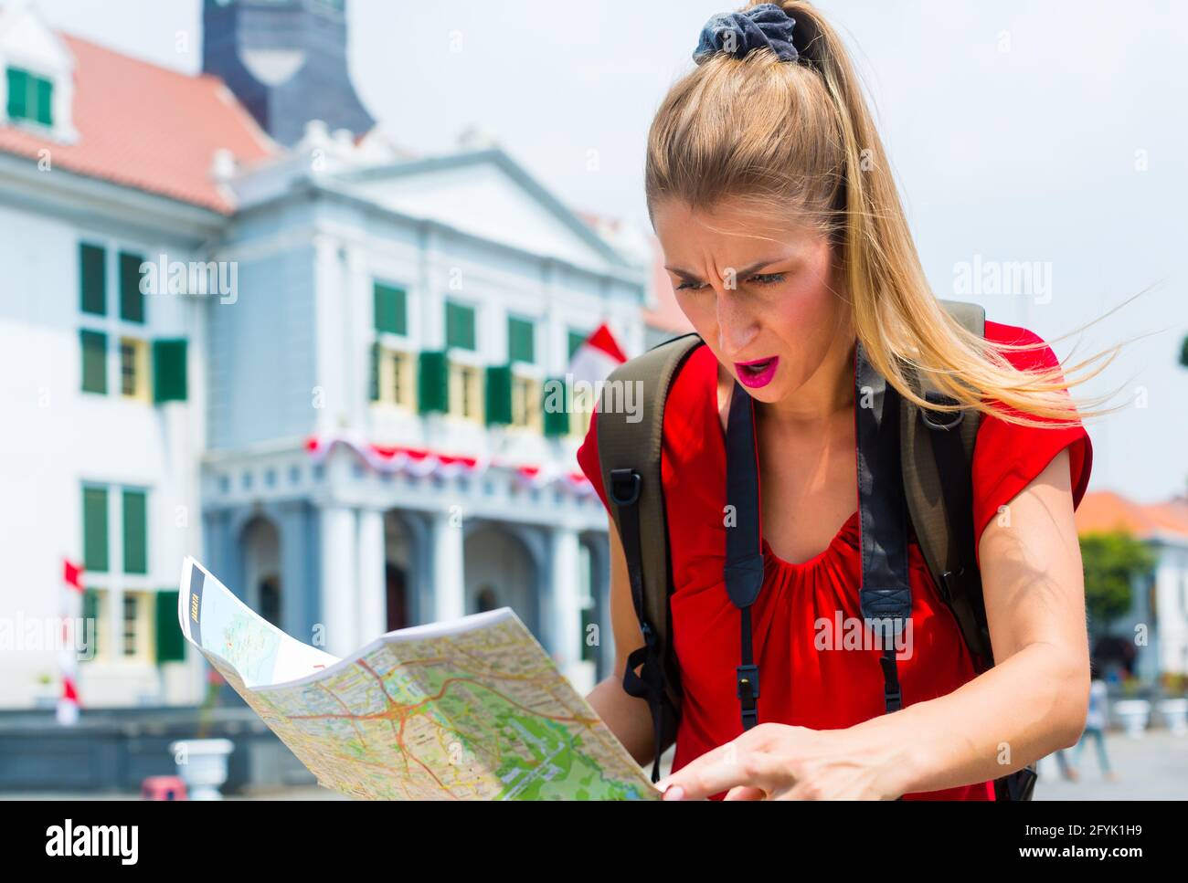 Frau verlor sightseeing mit touristische Karte in Jakarta, Indonesien Stockfoto