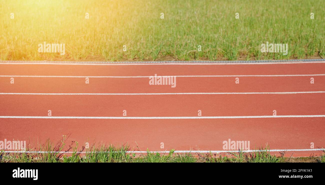 Leichtathletik Sport Spur Strecken auf sonnigem Gras Hintergrund Stockfoto