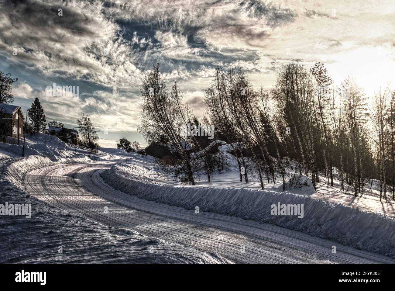 Verzerrtes Bild der Winterstraße in Schwedisch Lappland. Stockfoto