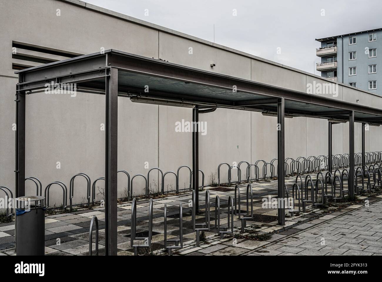 Fahrradständer vor einem Schulcampus. Stockfoto