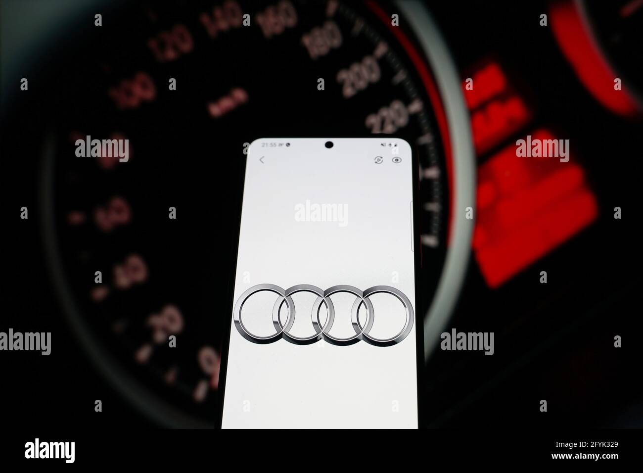 China. Mai 2021. In dieser Abbildung ist ein Logo der Automarke „Audi“ zu sehen, das auf einem Smartphone mit einem Armaturenbrett im Hintergrund zu sehen ist. Kredit: SOPA Images Limited/Alamy Live Nachrichten Stockfoto