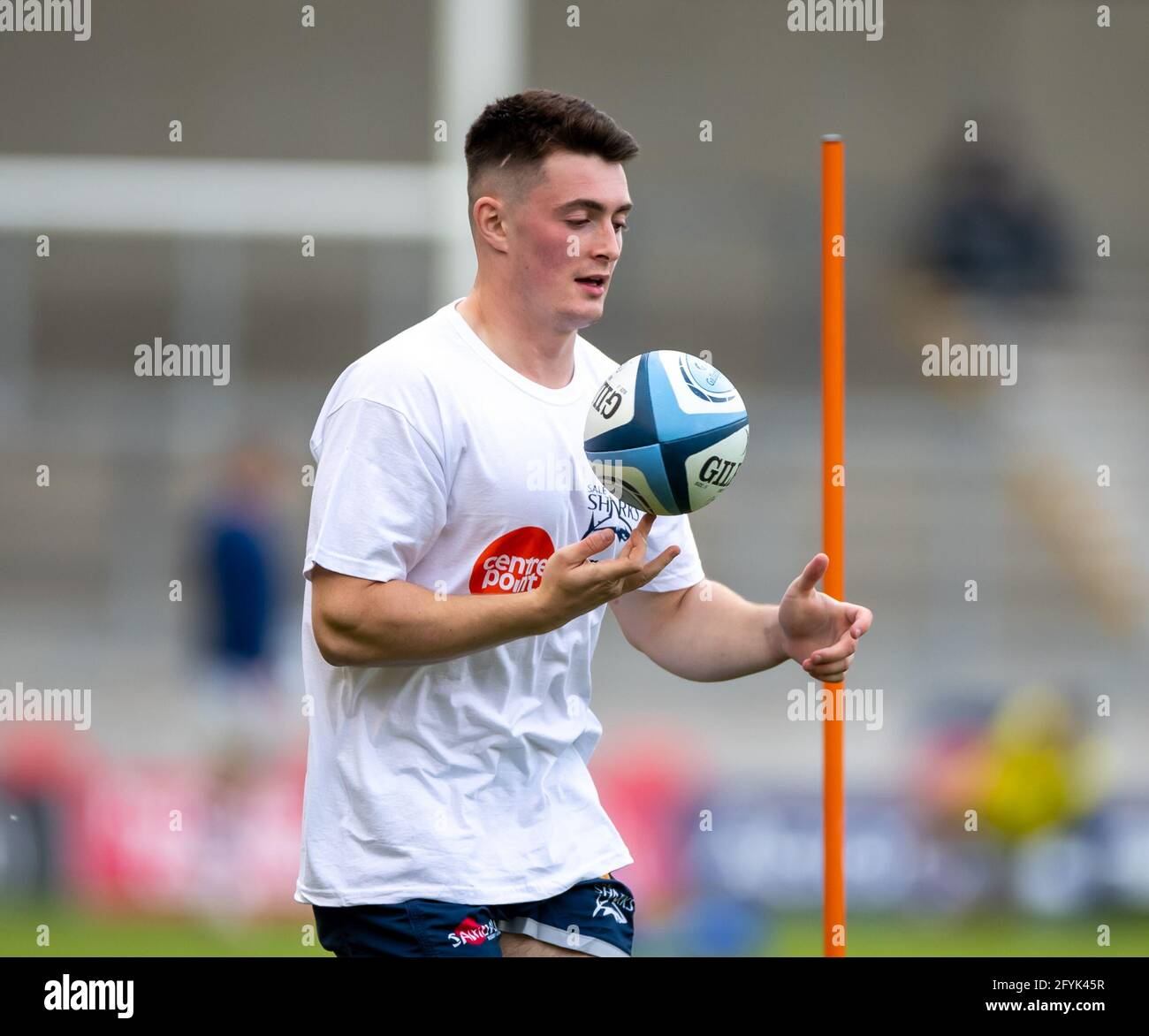 28. Mai 2021; AJ Bell Stadium, Salford, Manchester, England; Englische Premiership Rugby, Sale Sharks gegen Bristol Bears; der junge Raffi Quirke von Sale Sharks bekommt das Nicken auf die Bank als Ersatz-Scrum zur Hälfte für Tonigh-Match gegen Bristol Credit: Action Plus Sports Images/Alamy Live News Stockfoto