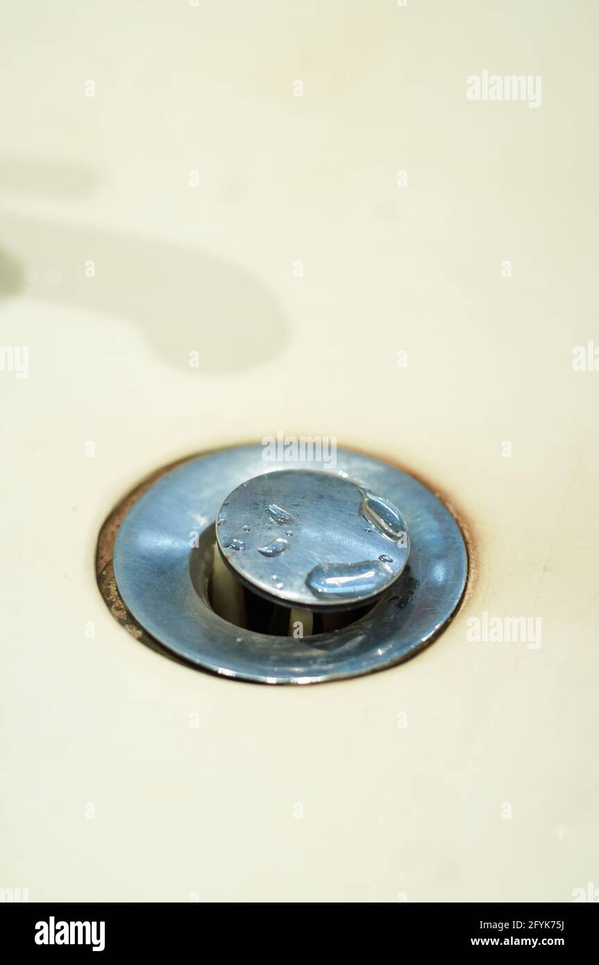 Wasserablauf im Waschbecken Stockfoto