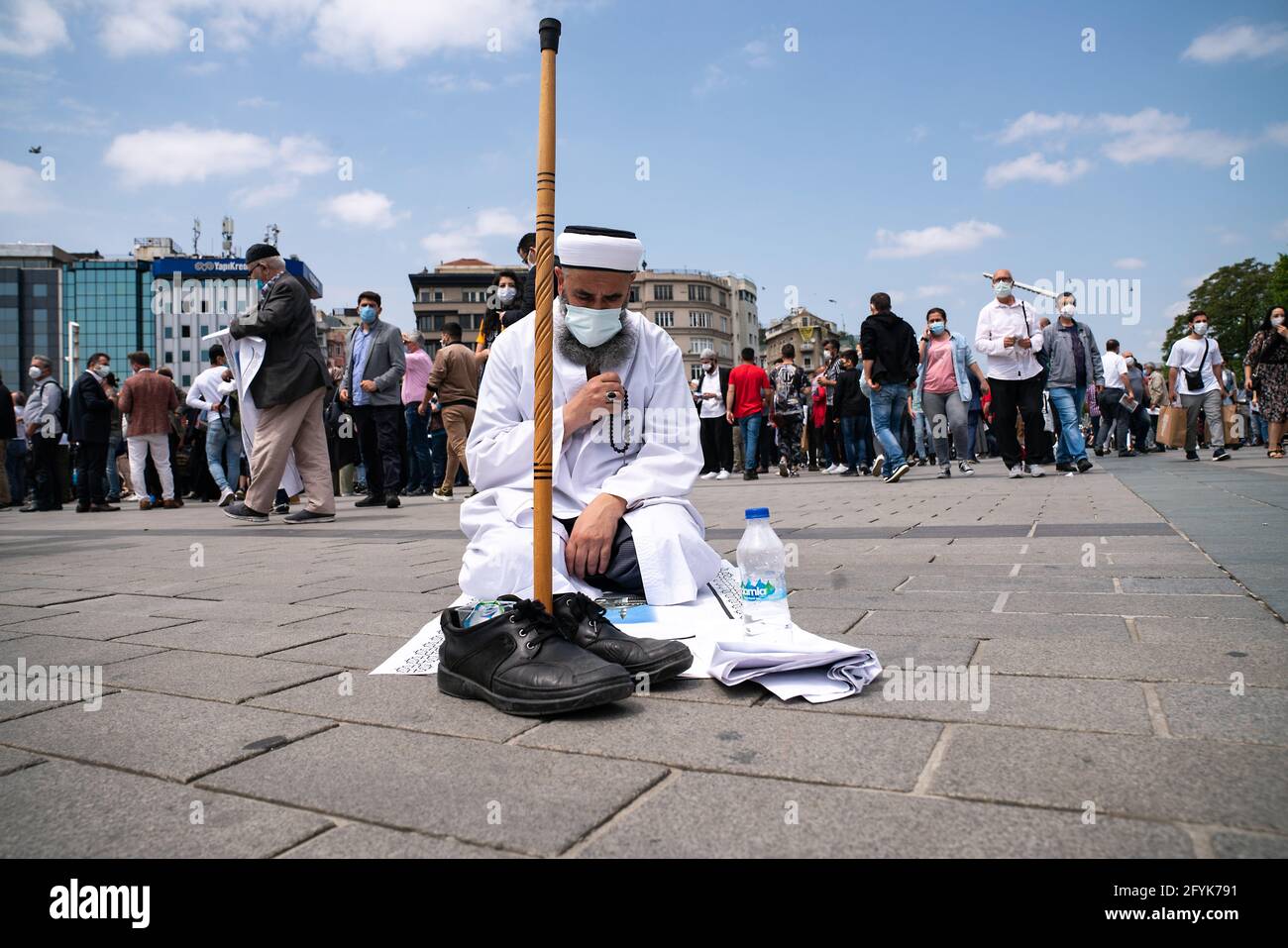 Ein Mann nimmt an den Freitagsgebeten vor der TaksimMoschee Teil. Der