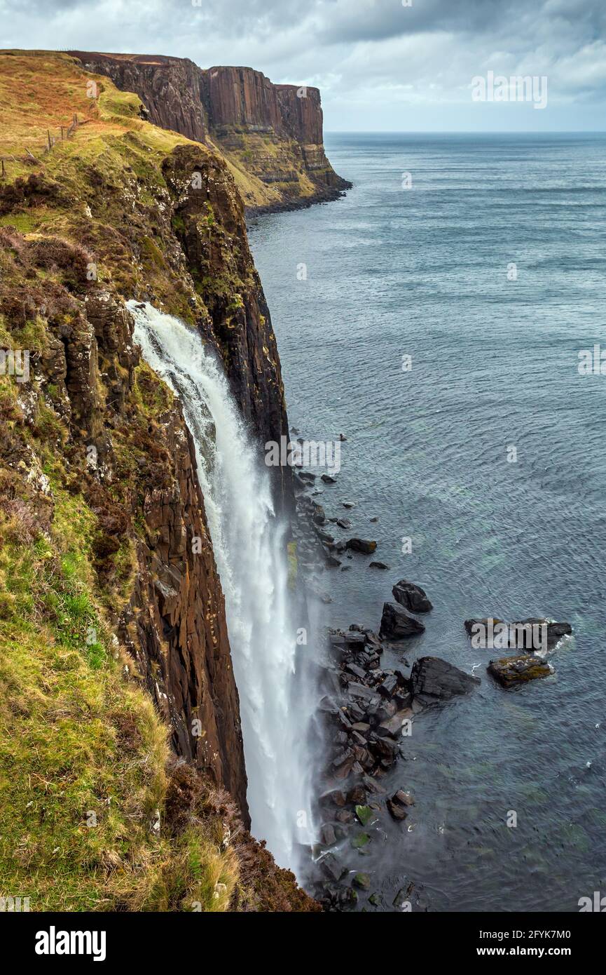 Mealt Falls auf der Isle of Skye, wo das Wasser von Loch Mealt über schroffe Klippen in den Sound of Raasay stürzt. Stockfoto