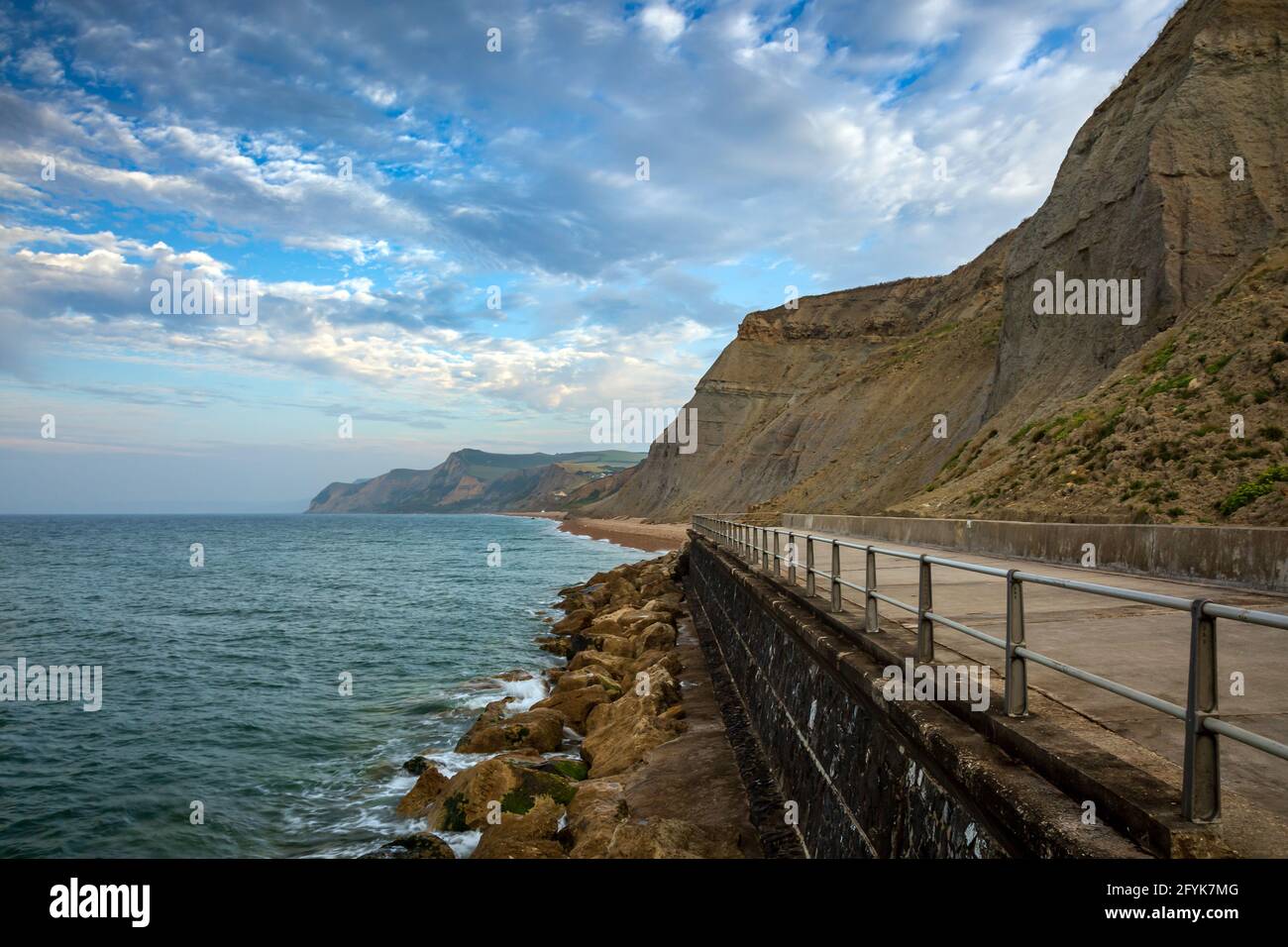 West Cliff and Sea Defences in West Bay in Dorset, einem Teil der Jurassic Coast. Stockfoto