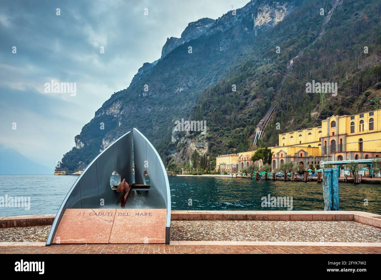 Ein Denkmal für gefallene Seeleute in Riva del Garda, mit Blick auf den Gardasee in den italienischen Seen. Stockfoto