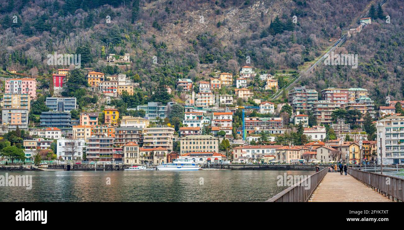 Blick auf die Stadt Como am Comer See mit der Standbahn für Brunate im Hintergrund in Italien. Stockfoto