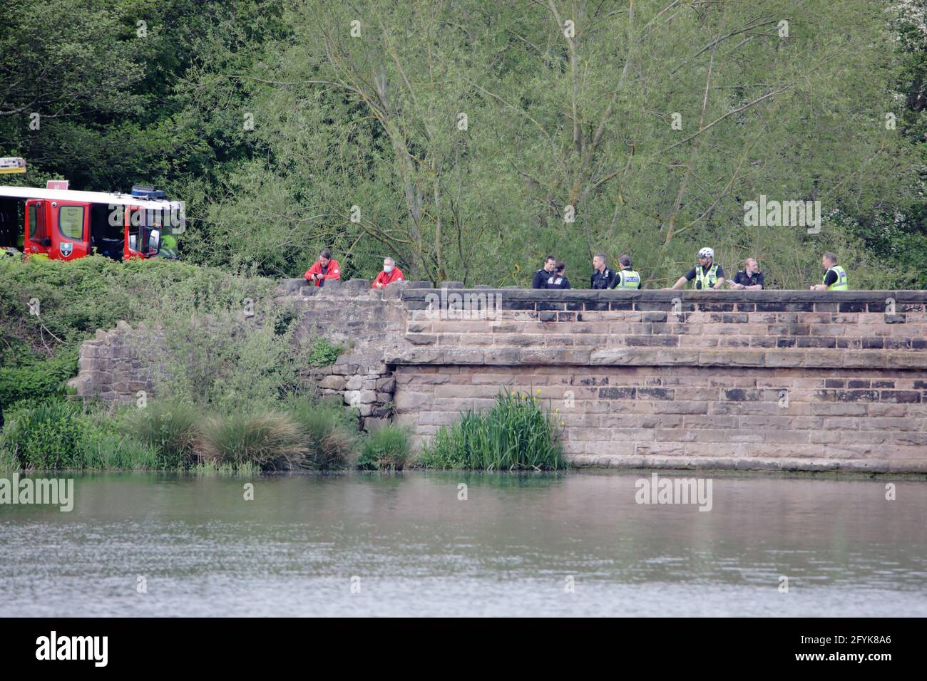 Feuerwehr-Rettungsdienst bei Ulley 28/05/2021 auf der Suche nach einem Teenager, der nach dem Einsprungvorgang nicht wieder auftauchte Stockfoto