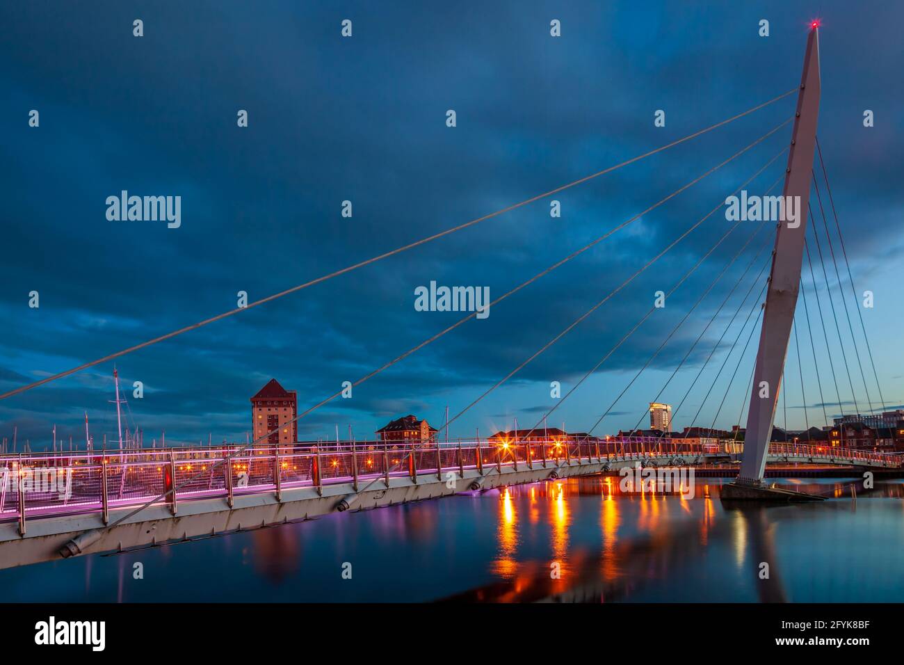 Abendliche Reflexionen an der Swansea Sail Bridge auf dem Fluss Tawe am Yachthafen in Swansea. Stockfoto