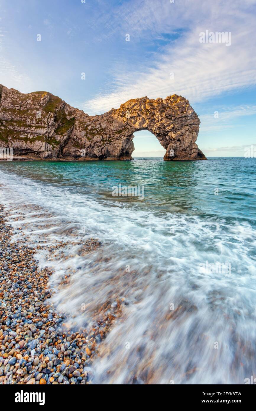 Am frühen Morgen an der wunderbaren Durdle Door an der Jurassic Coast in Dorset. Stockfoto