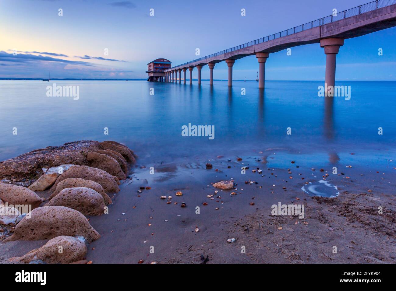 Bembridge Lifeboat Station an einem Sommerabend zur blauen Stunde auf der Isle of Wight. Stockfoto