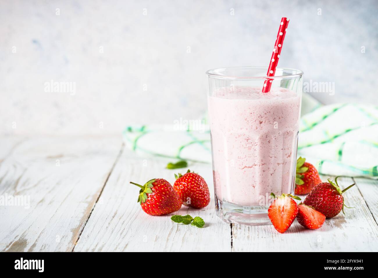 Erdbeer-Smoothie oder Milchshake bei Weiß. Stockfoto