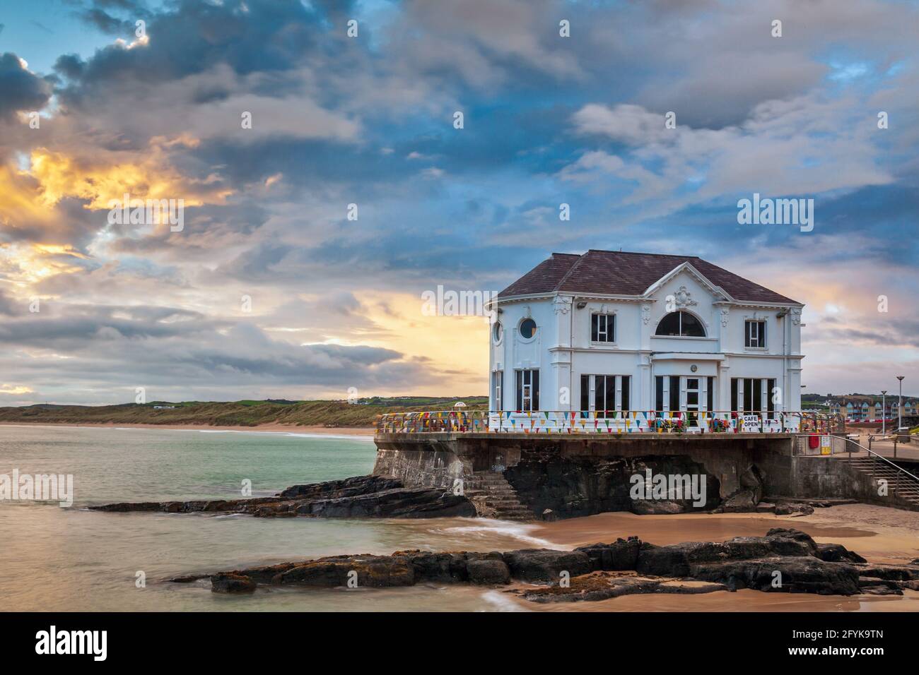 Sonnenuntergang im Arcadia, einem historischen Café und ehemaligen Ballsaal an der Küste von Portrush, einem kleinen Badeort in der Grafschaft Antrim, Nordirland. Stockfoto