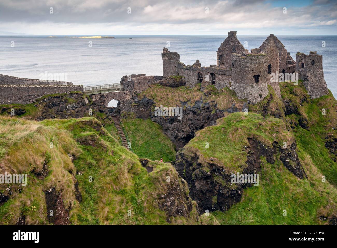 Das Dunluce Castle im County Antrim, Nordirland. Die mittelalterliche Burg als Grayjoy Schloss im Spiel der Throne vorgestellt. Stockfoto